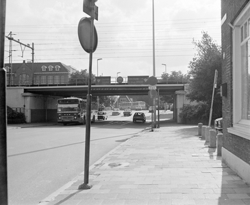 884476 Afbeelding van ANWB-wegwijzers op de reling van het spoorwegviaduct over de Bleekstraat te Utrecht, met op de ...